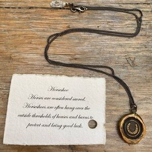 Pyrrha Horseshoe necklace in Bronze